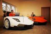 Стол в виде суперкара Lamborghini   ярко-оранжевый Lamborghini Murciel